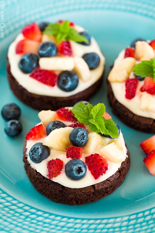 Easy Mini Brownie Fruit Pizzas: Your Go-To Potluck Treat